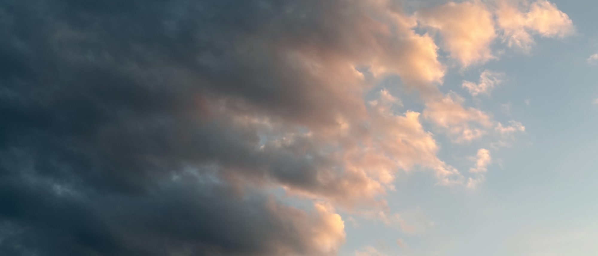 Abendwolken über Wien, von der untergehenden Sonne angeleuchtet